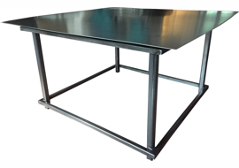 Tisch aus Formrohren mit Schattenfuge.<br /><br />L/B/H: 130/130/72 cm<br />Material: Formrohrstahl verschweißt, mit Ovatrol behandelt
